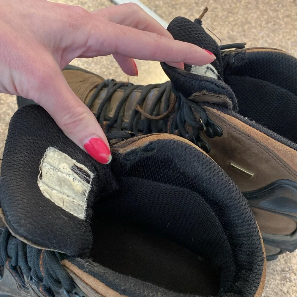 Merrell Hiking Boots Very Worn With A Lot of FLAWS Leather (Unsure of Size)AS-IS